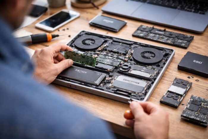 PC Giants Bet Big on Modular Laptop Design While Apple Doubles Down on Integration